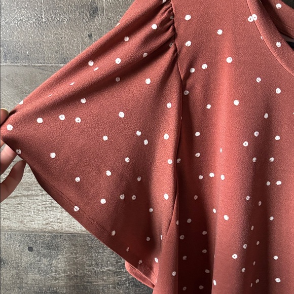 Maurice’s Rust Polka Dot Flutter Sleeve Top - Picture 2 of 5